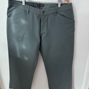 Arc’teryx Delegate Capri Woman’s 12
Gunmetal
NWT